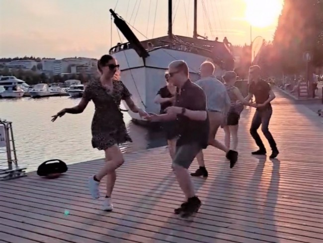 Tanssijoita satamassa kesän ilta-auringossa tanssimassa.